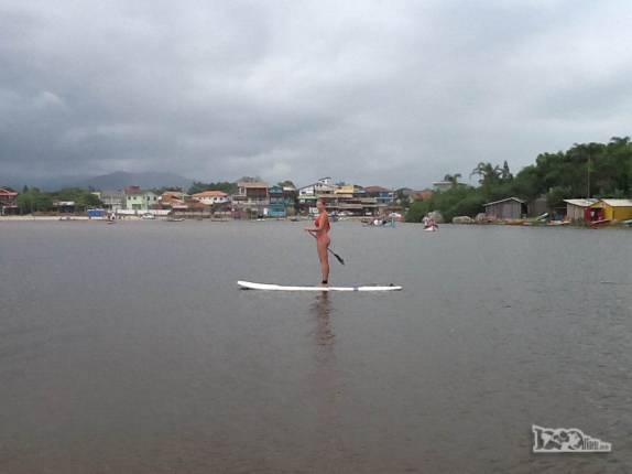 A Ana pratica standup paddle na lagoa da Guarda do Embaú, litoral sul de Santa Catarina